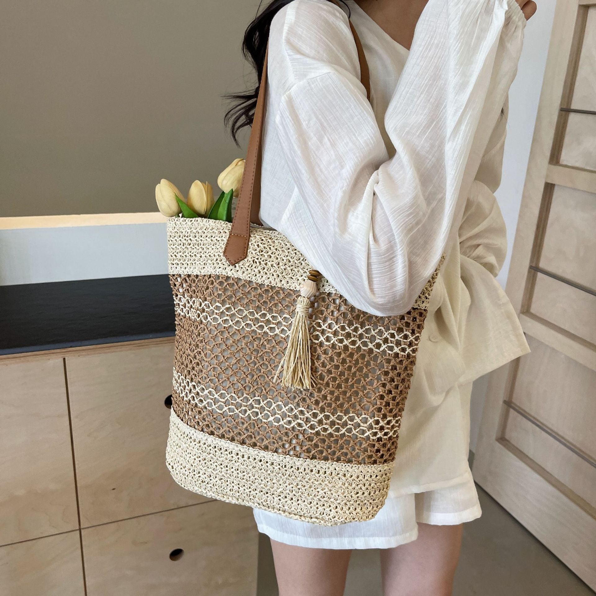 Straw Sholder Bag with Tassel Pendant
